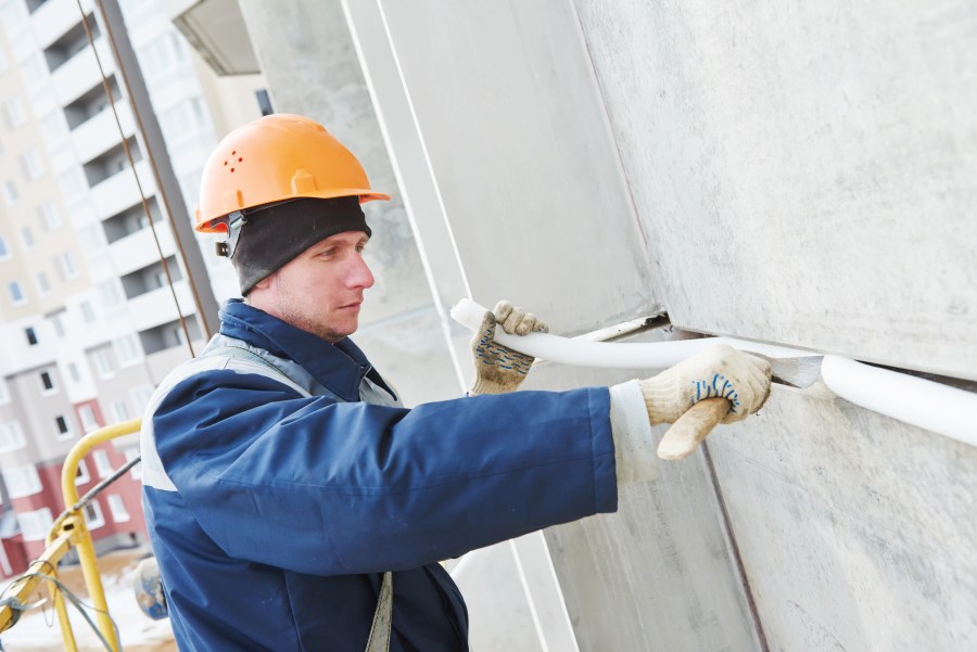 Handwerker verdichtet Betonteile