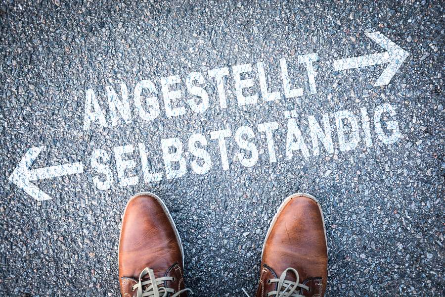 Schuhe vor Pfeilen selbstständig oder angestellt