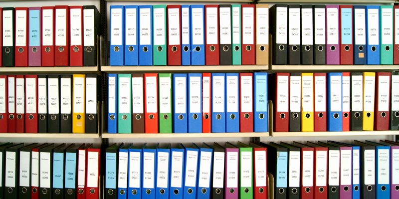 Aktenordner im Archiv