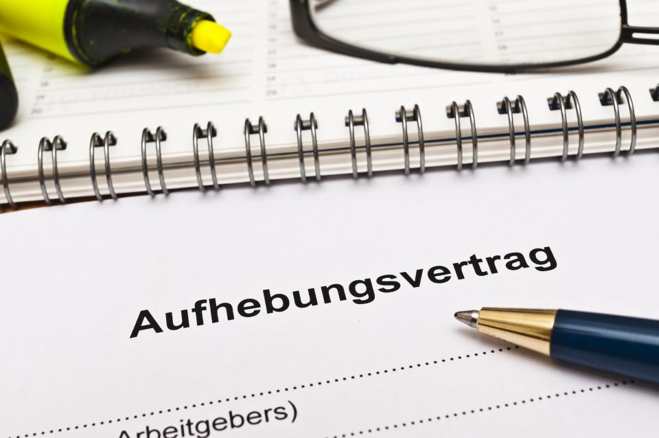 Aufhebungsvertrag mit Kugelschreiber und Textmarker