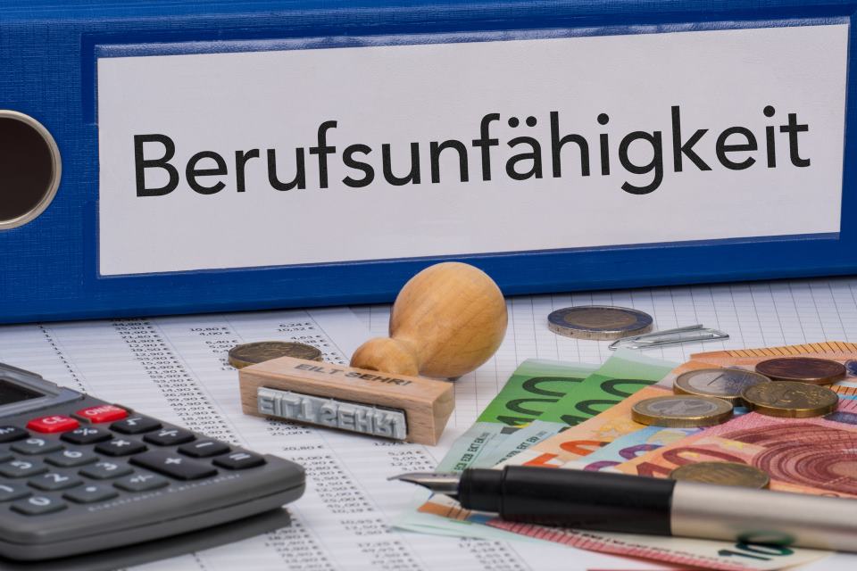 Ordner mit Aufschrift Berufsunfähigkeit