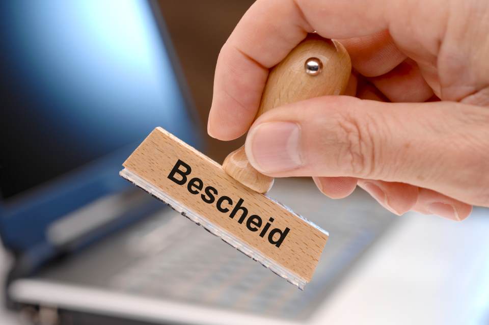 Stempel mit Aufschrift Bescheid