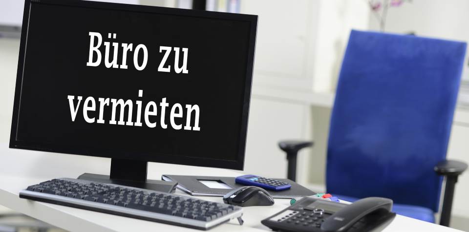 Arbeitsplatz mit Schild Büro zu vermieten