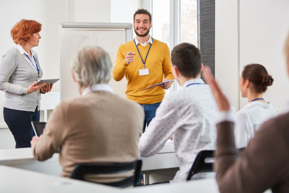 Dozent hält Seminar