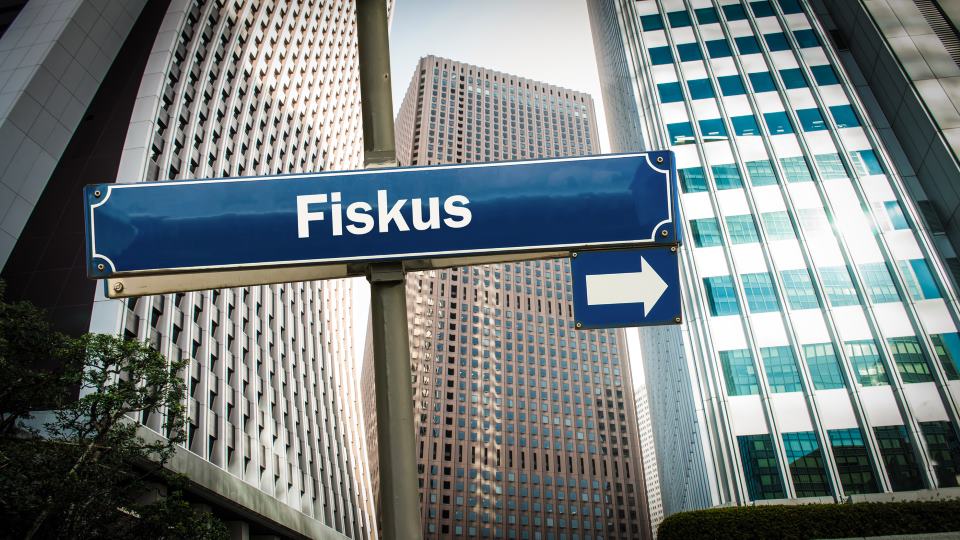 Schild mit Aufschrift Fiskus