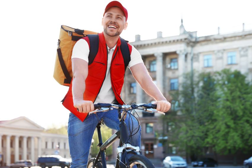 Fahrradkurier mit Rucksack