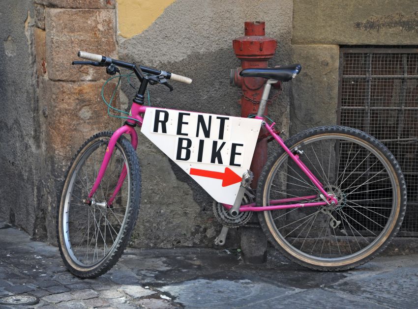 Fahrrad mit Schild und Pfeil Fahrradverleih