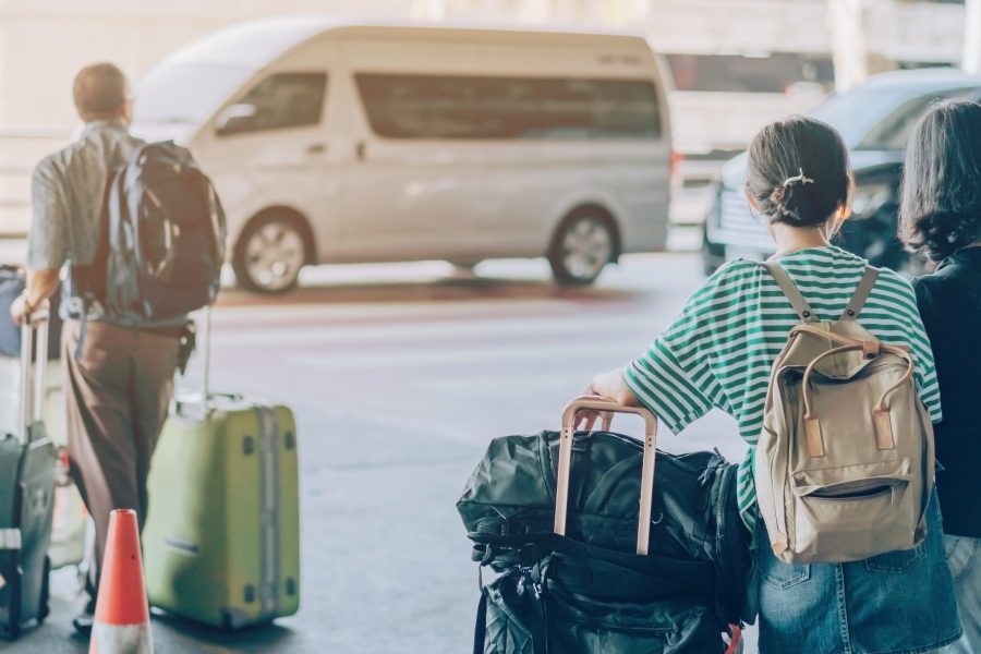 Familie wartet auf Taxi