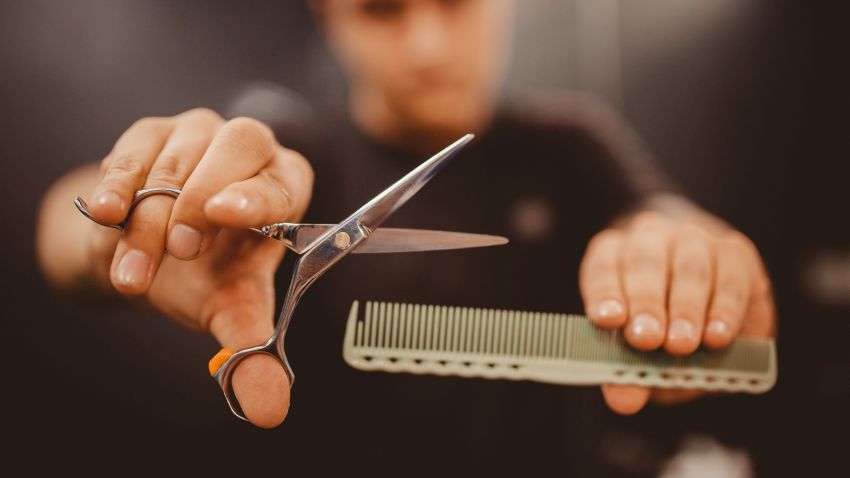 Friseur mit Schere und Kamm