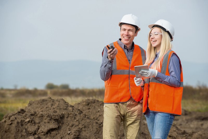 Geologen auf Feld unterhalten sich