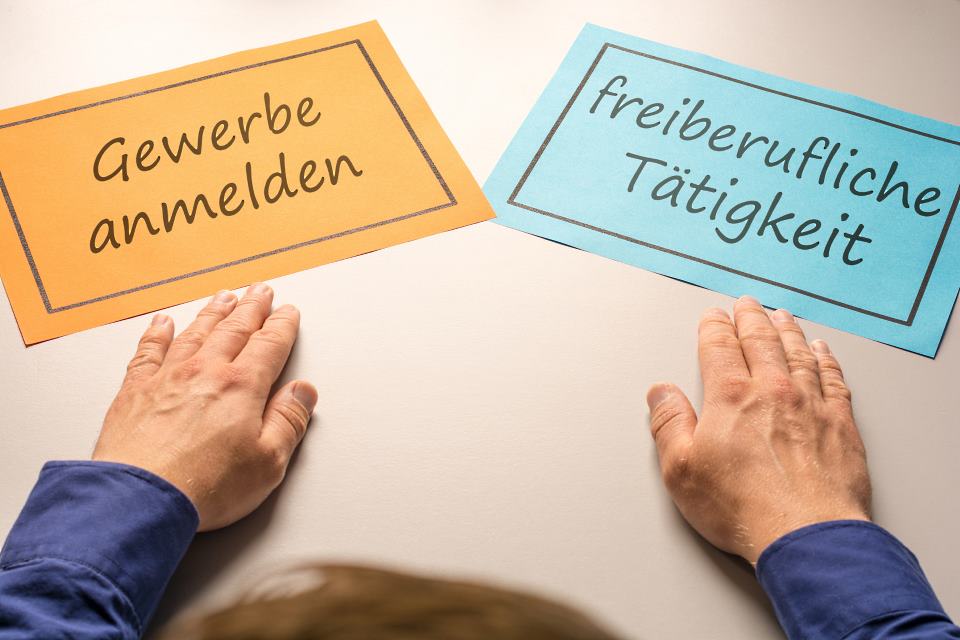 Karteikarten mit Aufschrift Gewerbe anmelden und freiberufliche Tätigkeit