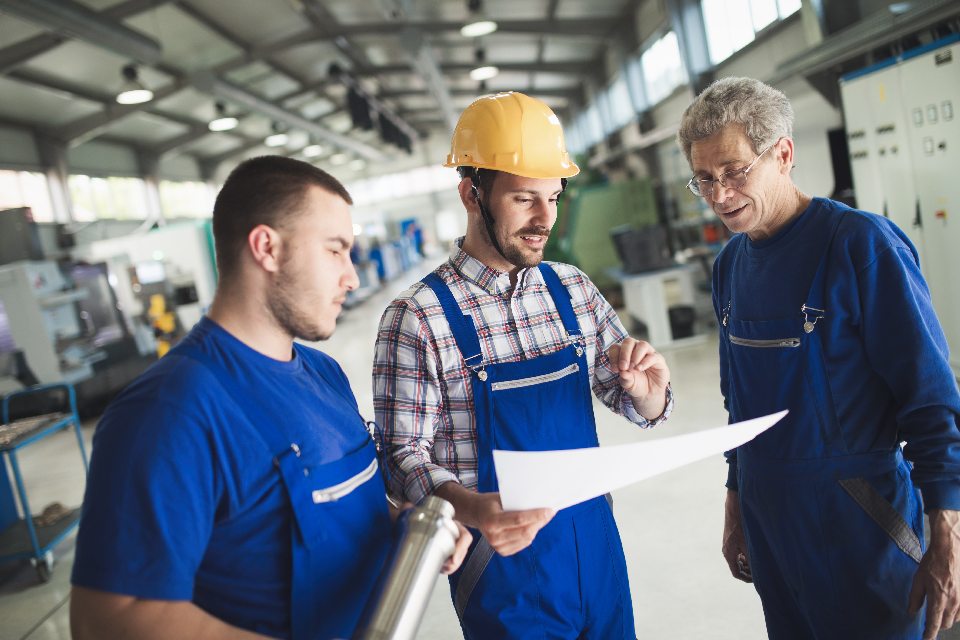 Handwerker mit Bauplan