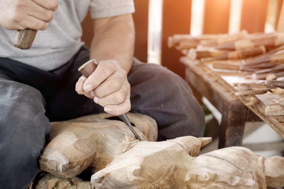 Holzbildhauer bei der Arbeit