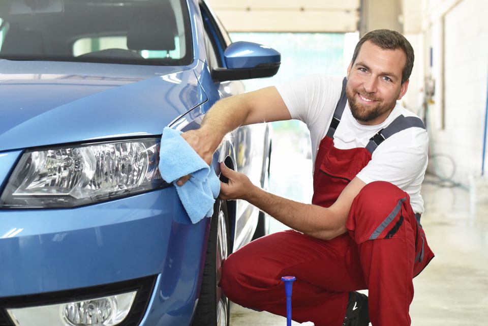 Mann bei der Auto Aufbereitung