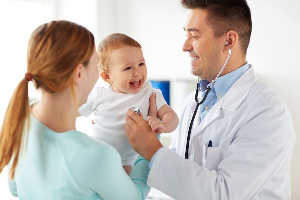 Kinderarzt untersucht Kleinkind