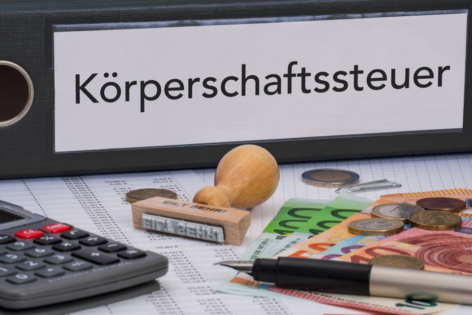 Ordner mit Aufschrift Körperschaftssteuer