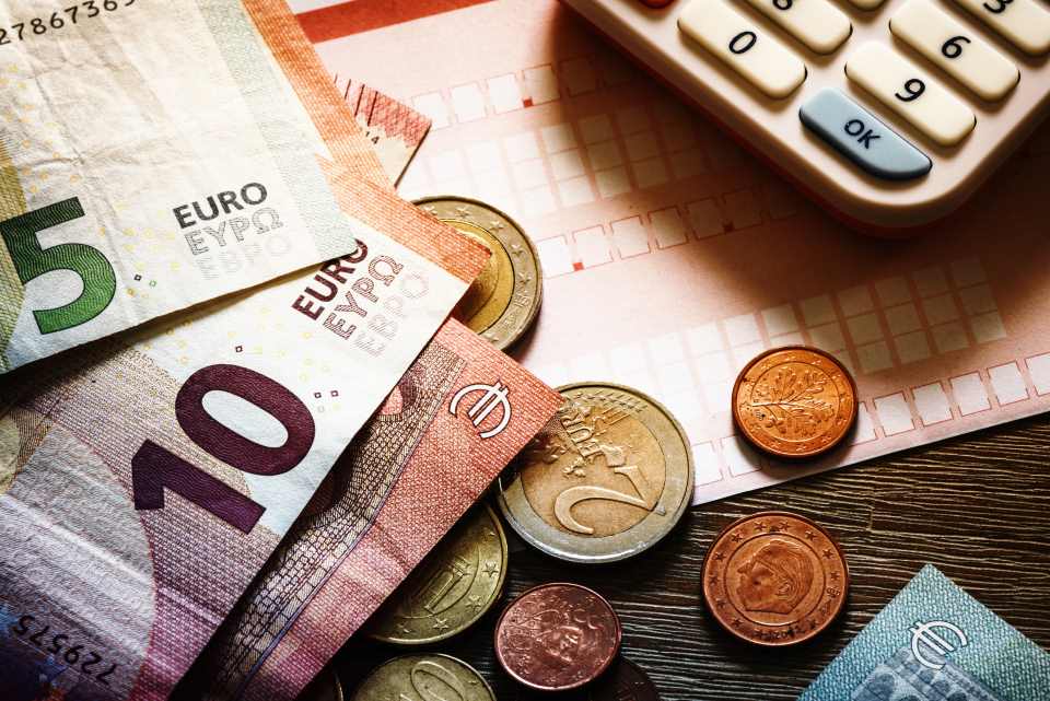 Euro Münzen und Scheine mit Taschenrechner