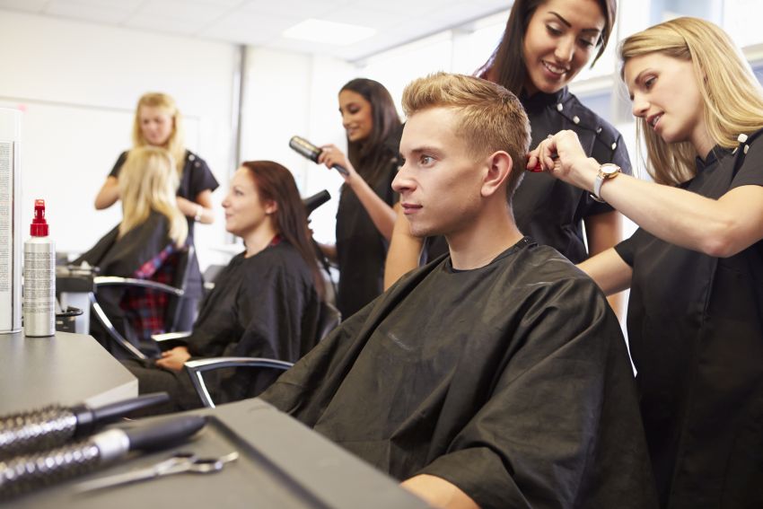 Kunden beim Friseur