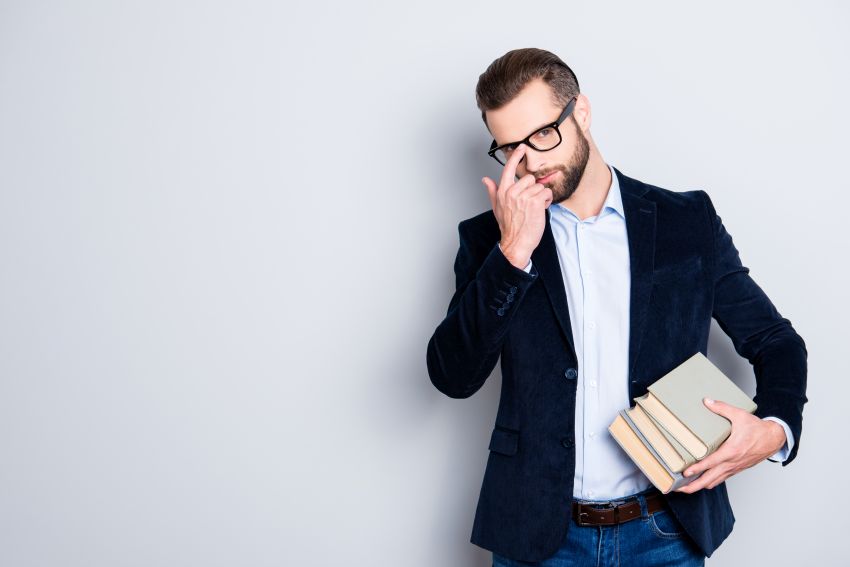 Mann mit Bücher unter Arm