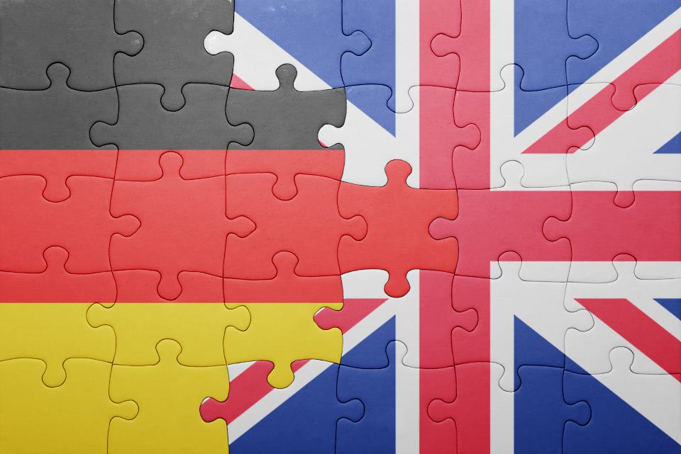 Puzzle mit Deutschland und England Fahne