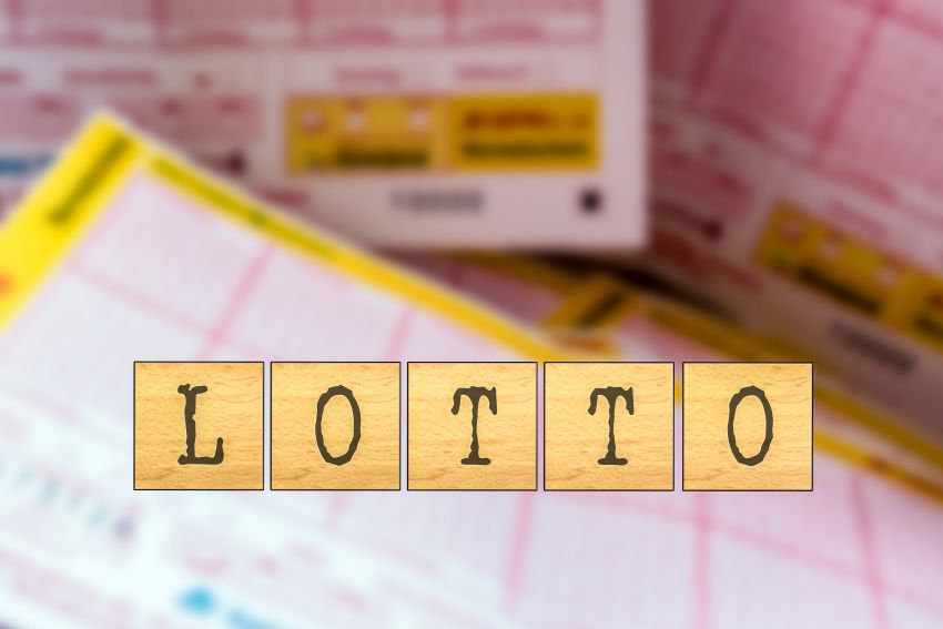 Lotto Wort mit Lottoscheinen