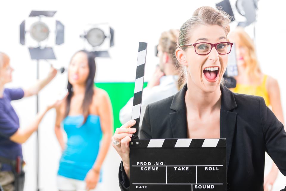 Frau mit Filmklappe Maskenbildner