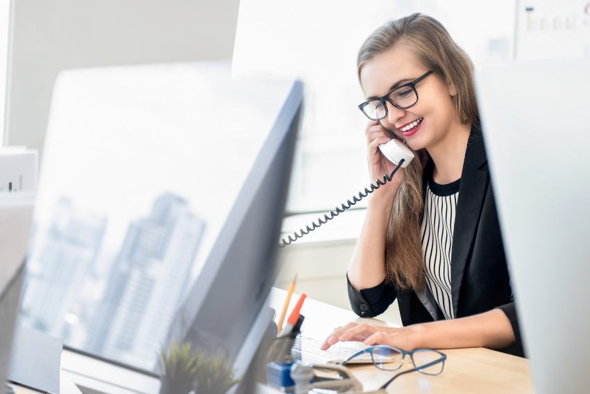 Pflegedienst Frau am Telefon