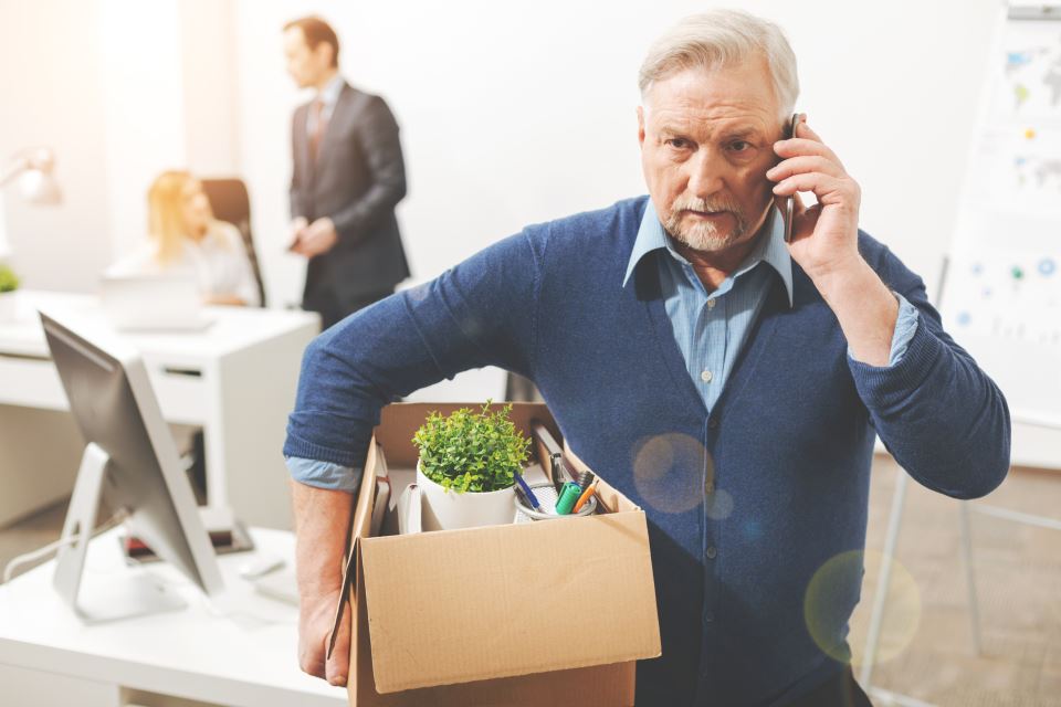 Rentner verlässt Büro