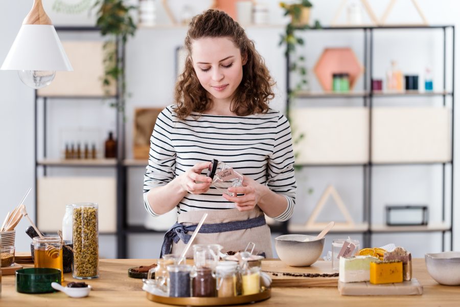 Frau mit selbstgemachten Produkten