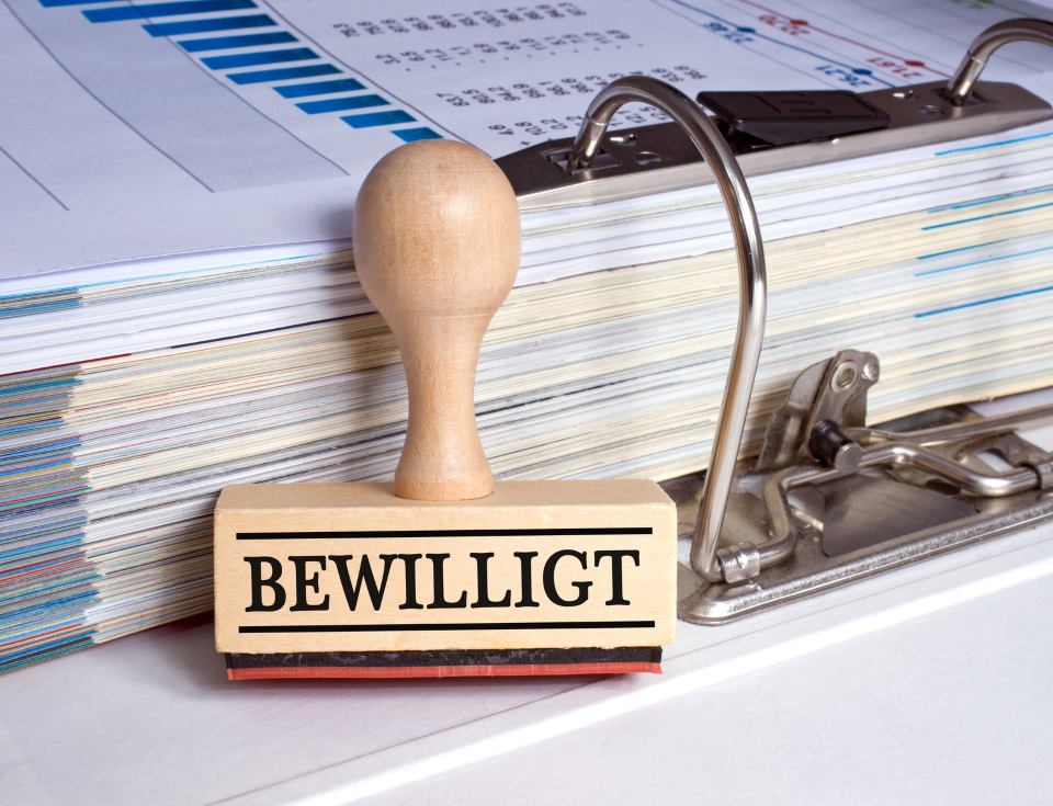 Stempel mit Aufschrift bewilligt