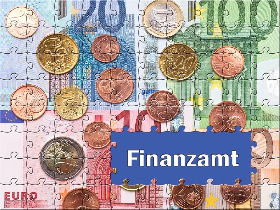 Puzzle mit Geld und Aufschrift Finanzamt