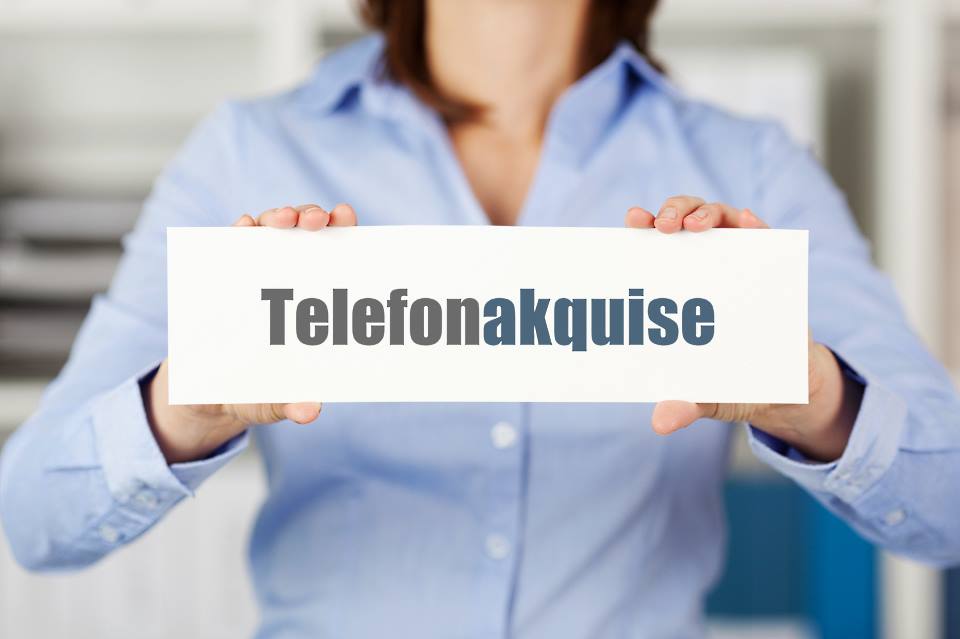 Frau hält Schild mit Aufdruck Telefonakquise