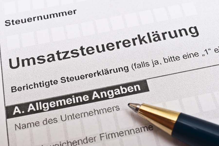 Umsatzsteuererklärung mit Kugelschreiber