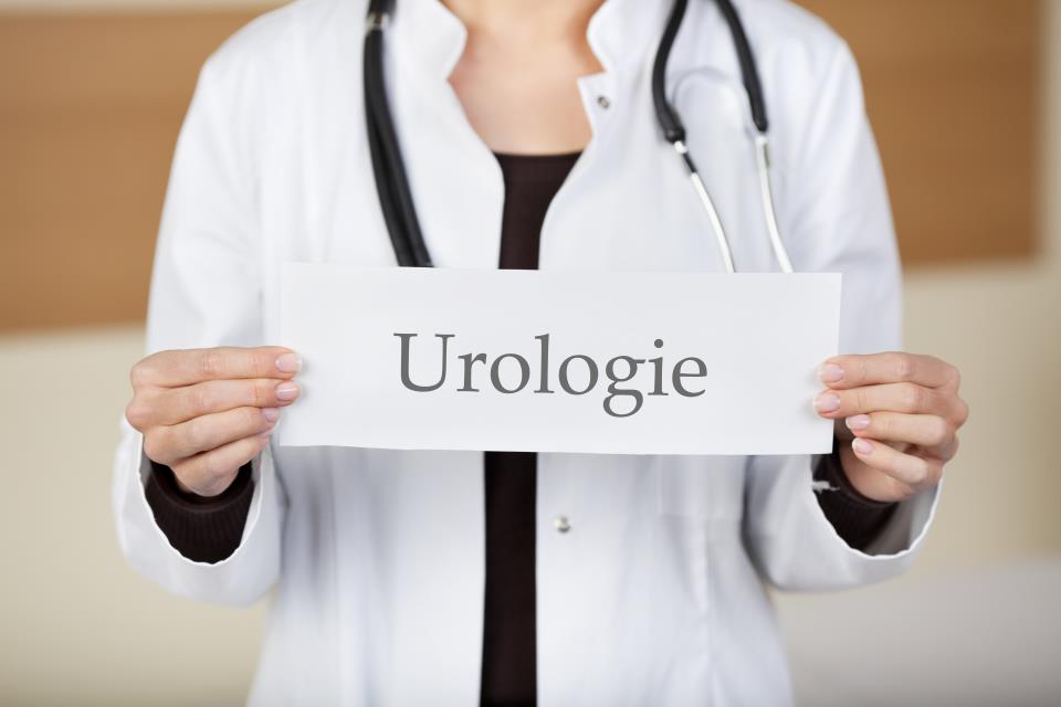 Ärztin hält Schild mit Aufschrift Urologie
