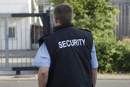 Mann Sicherheitsdienst vor Gebäude