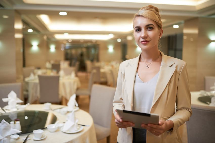 Hochzeitsplanerin im Restaurant