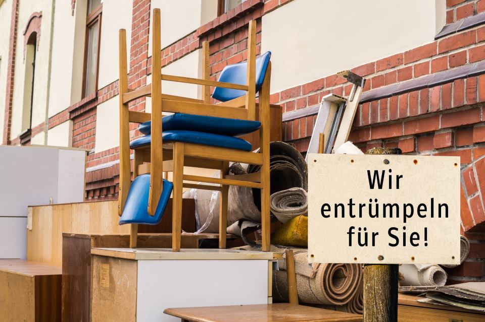 Sperrmüll mit Schild "Wir entrümpeln für Sie"